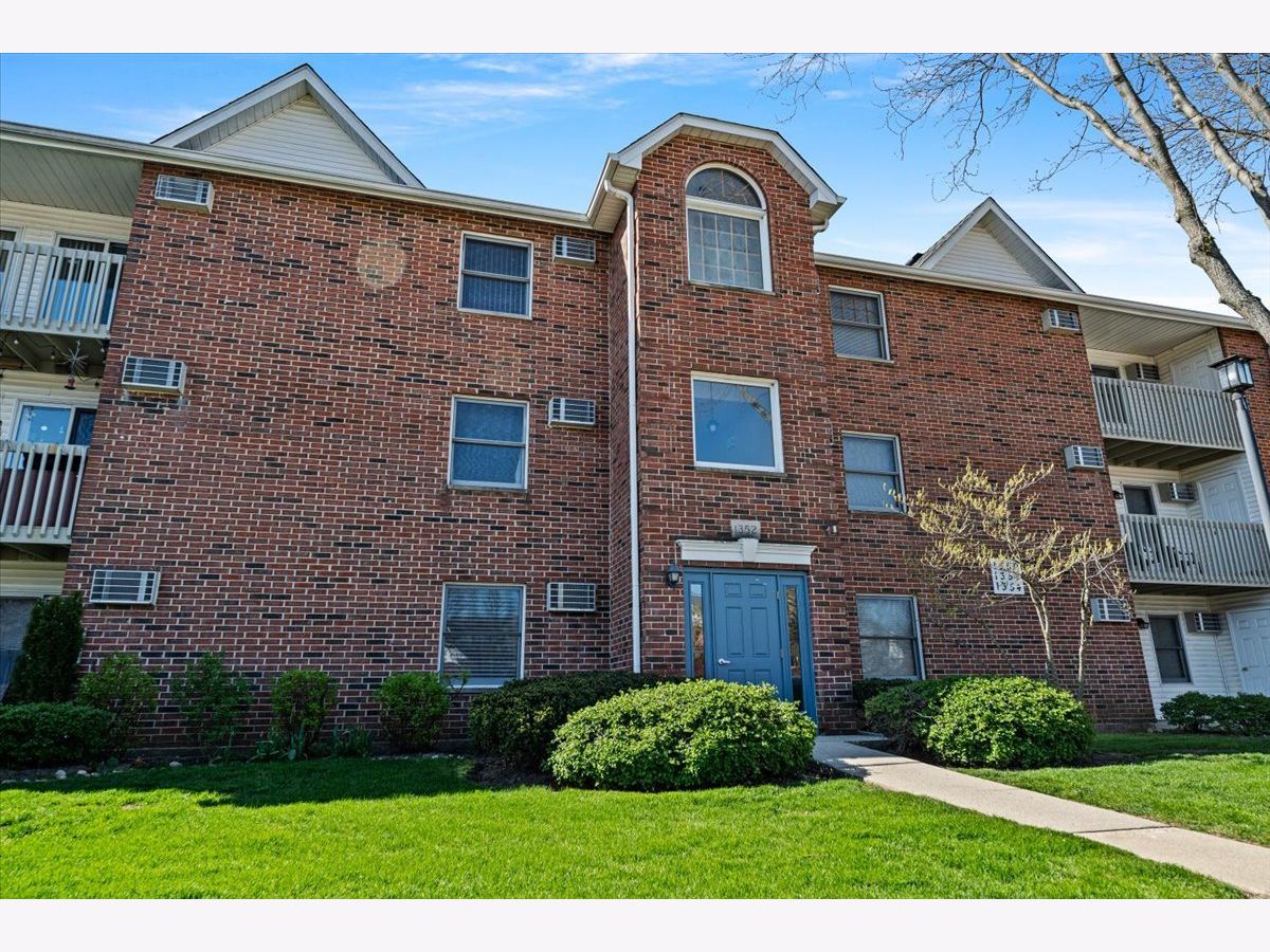  Rented Lake In The Hills Illinois, 1352 Cunat