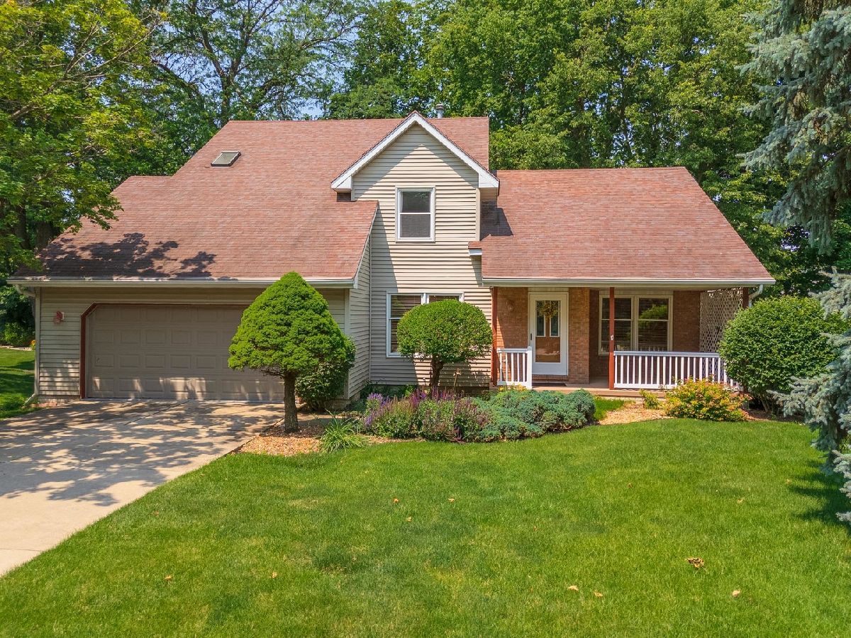 Homes & Condos & Townhomes Sold Oakwoods Bloomington Illinois, 2321 Woodhavens