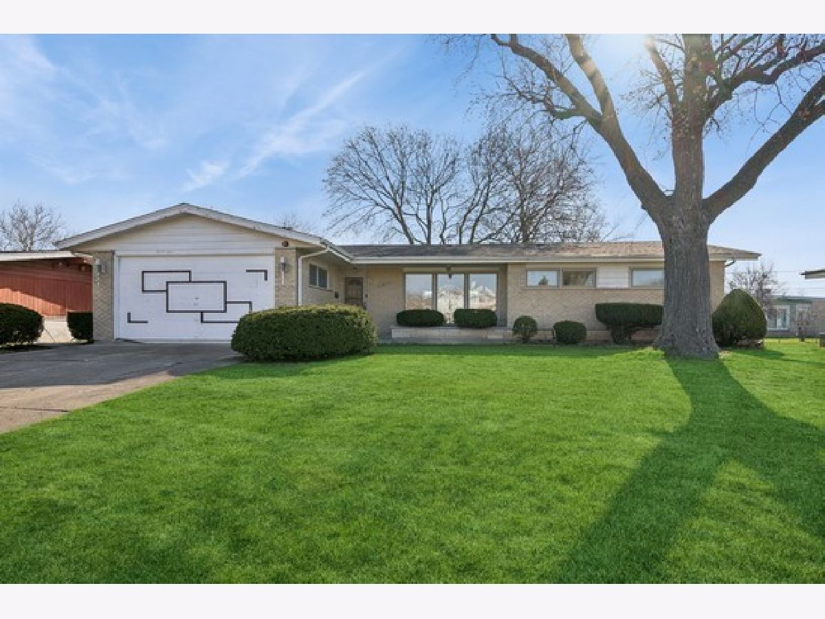  Sold Norwood Park Illinois, 5623 Manor