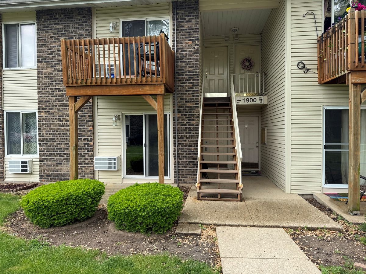 Condominiums Sold Deer Run Oswego Illinois, 1900 Light