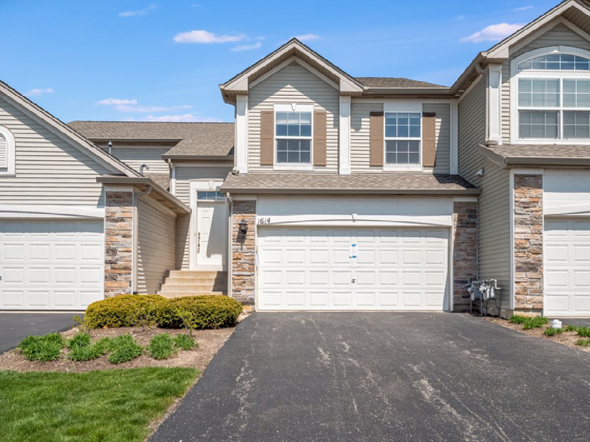 Townhomes & Condos & Homes Rented Grand Pointe Trails Aurora Illinois, 1614 Fredericksburg