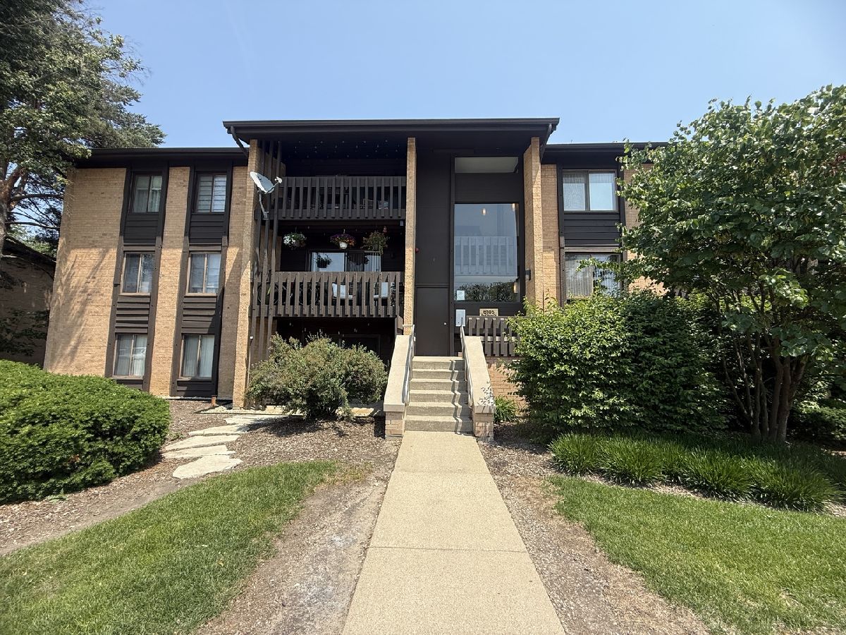 Condominiums Rented Knolls Willowbrook Illinois, 6105 Knoll Valley