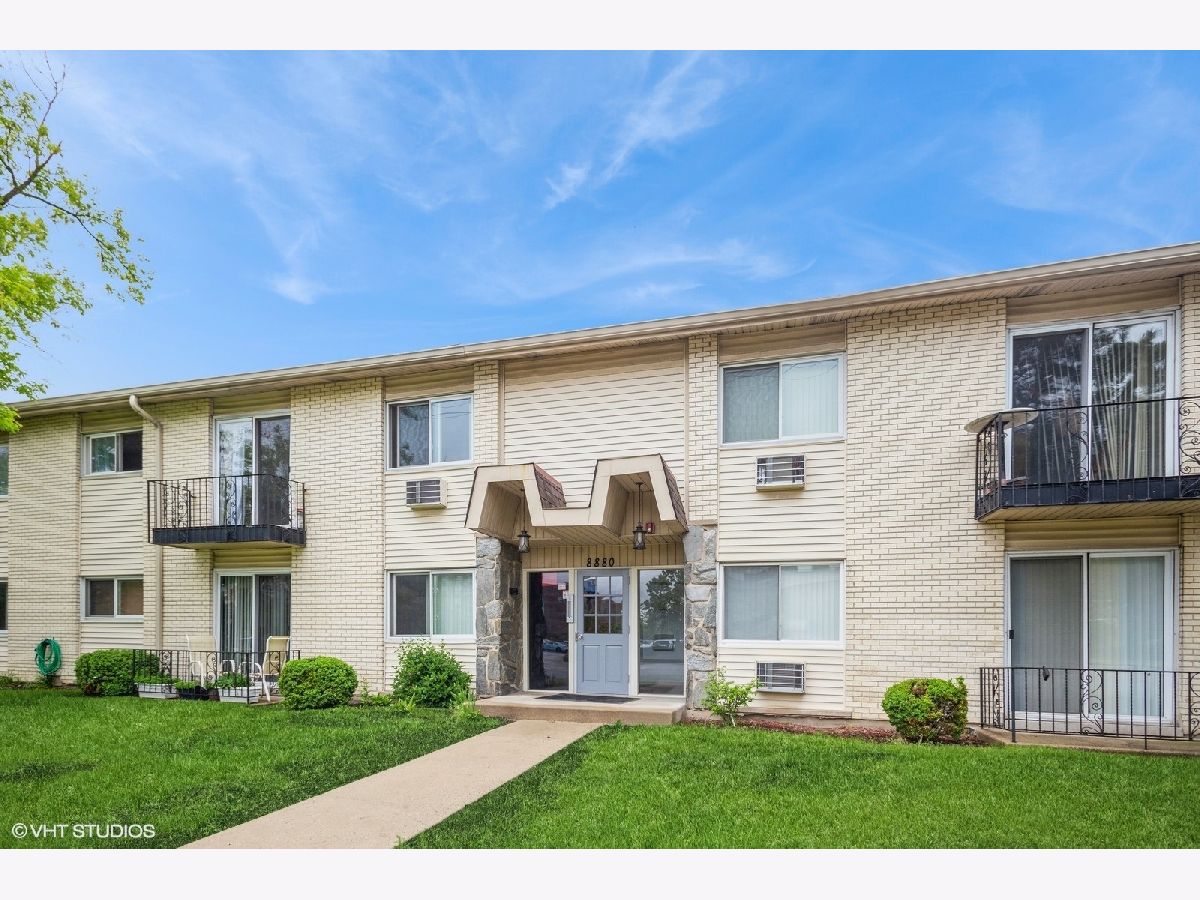 Condominiums Sold Courtland Square Des Plaines Illinois, 8880 Golf