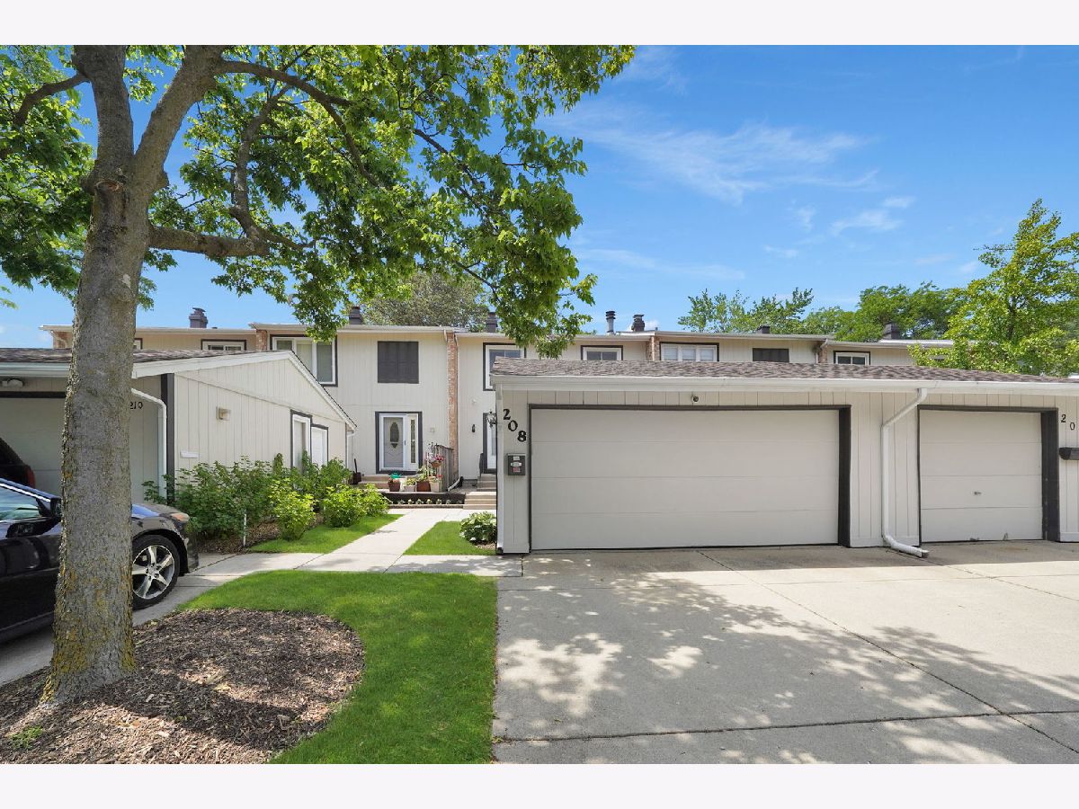 Townhomes & Condos & Homes Sold Westlake Bloomingdale Illinois, 208 Spring
