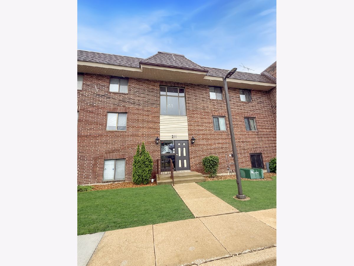 Condominiums Sold Highland Lakes Lombard Illinois, 211 Janata