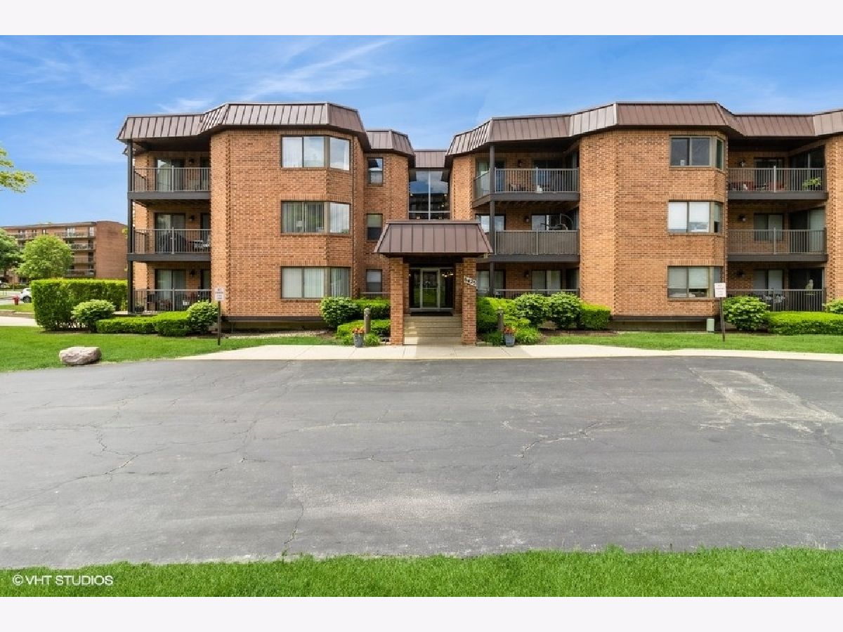 Condos & Townhomes Rented The Lawns Phase 3 Willowbrook Illinois, 6425 Clarendon Hills