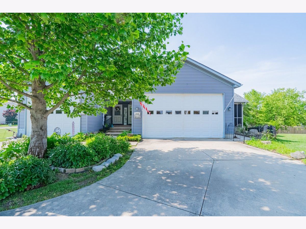 Homes & Condos & Townhomes For Sale Kelley Glen Normal Illinois, 1515 Belclare Road