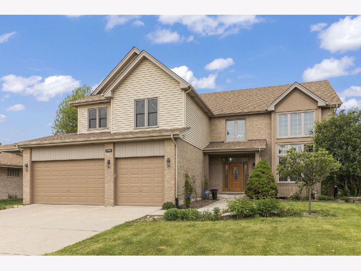 Homes & Condos & Townhomes Sold Farmingdale Village Woodridge Illinois, 8220 Paddington