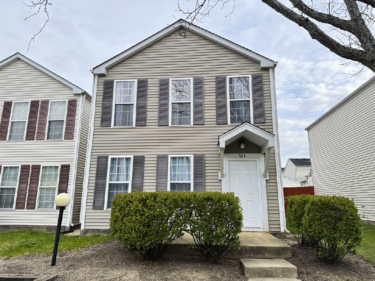 Homes & Townhomes & Condos Rented Hometown Aurora Illinois, 924 Symphony