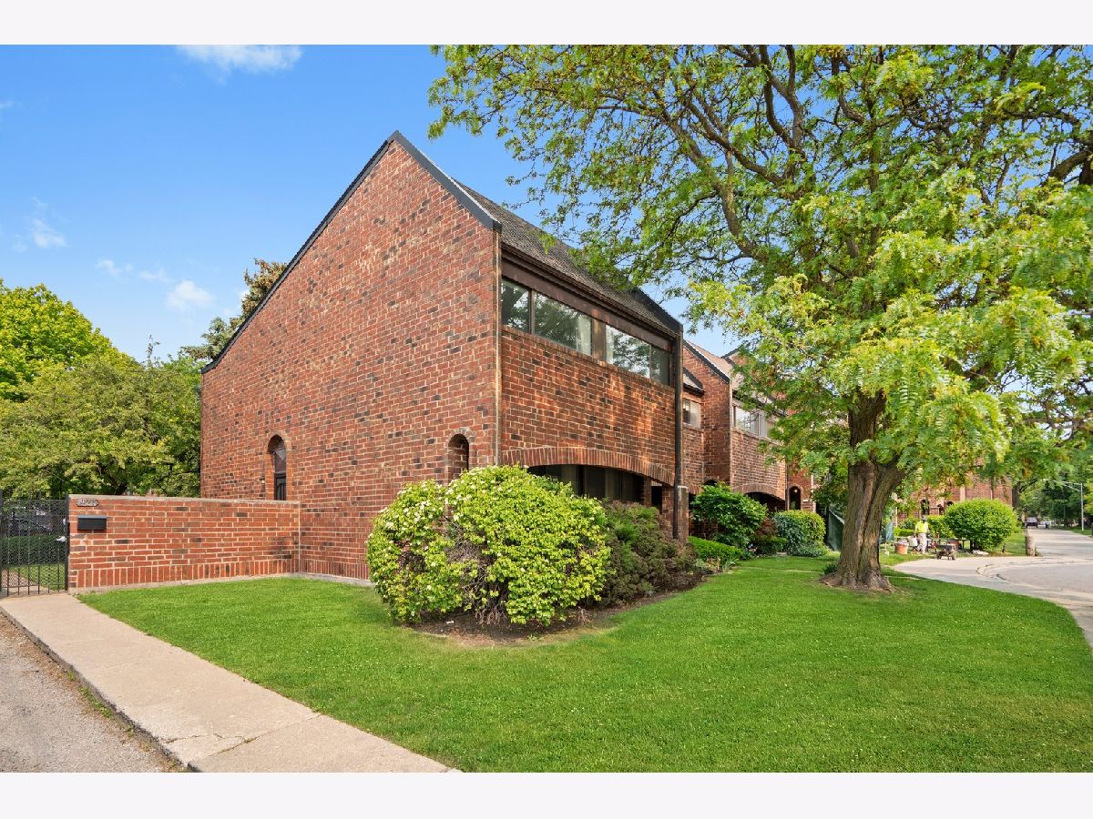 Townhomes Sold Garden Courts Chicago Illinois, 924 May