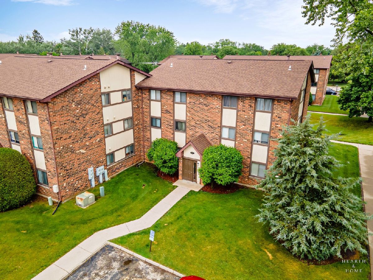 Condos & Townhomes Sold Crystal Chateau Crystal Lake Illinois, 417 Berkshire