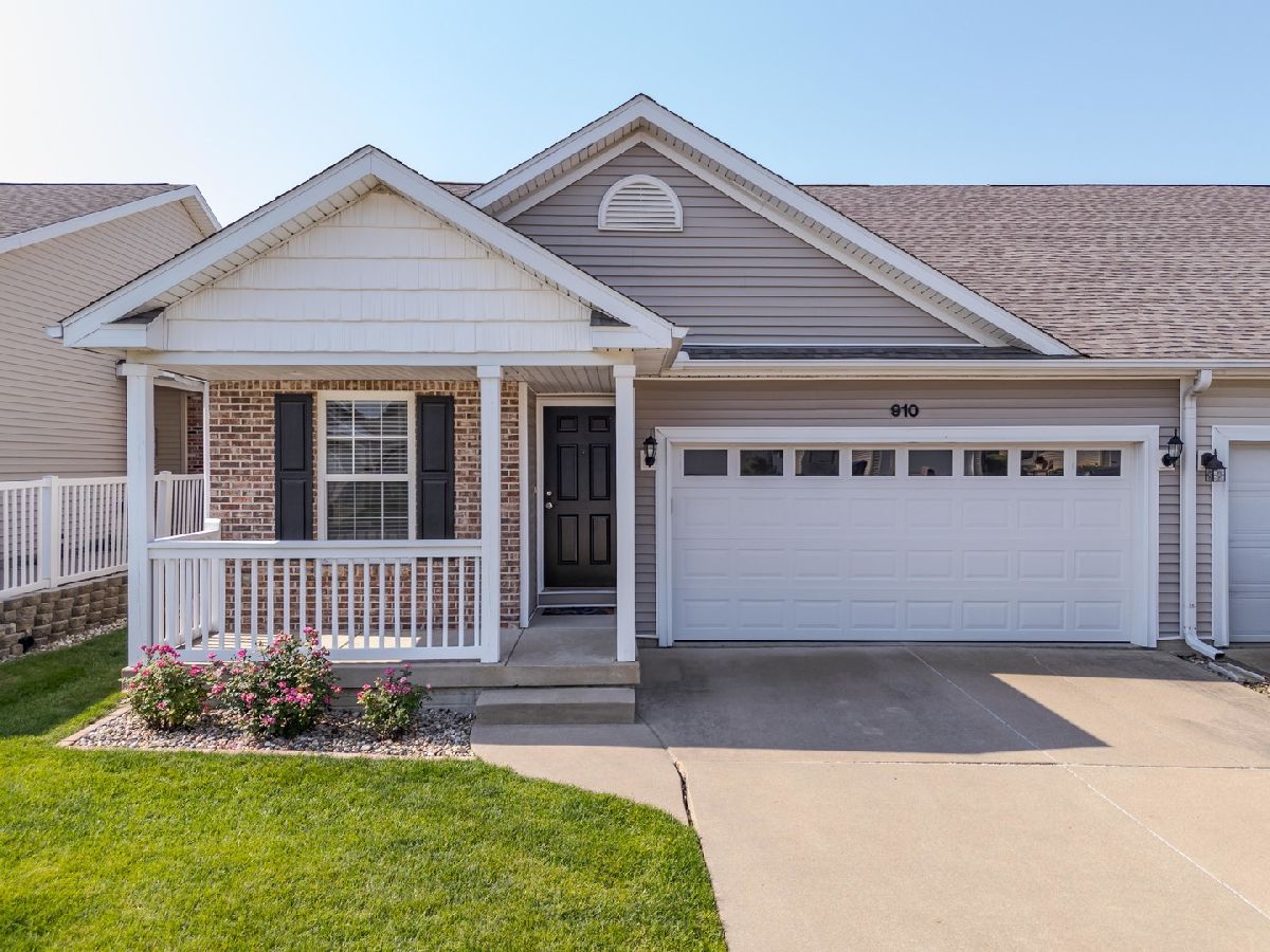 Homes & Condos & Townhomes For Sale Wittenberg Woods Bloomington Illinois, 910 Wartburg Drive