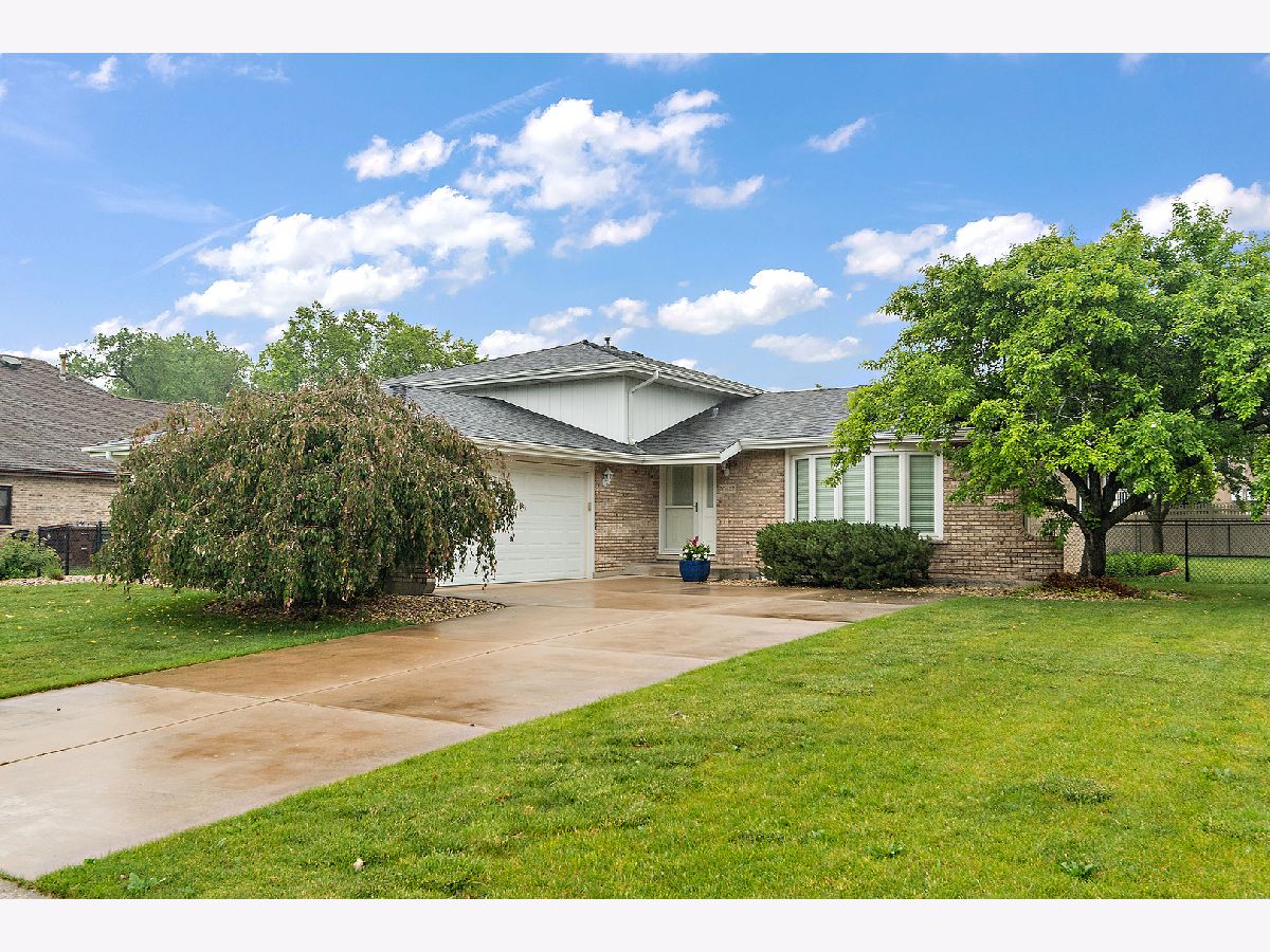 Homes Sold Farmbrook Terrace Frankfort Illinois, 20427 White Fence
