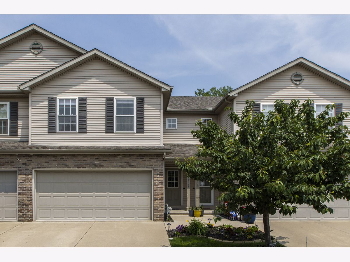 Homes & Condos & Townhomes Sold Fox Hollow Bloomington Illinois, 2521 Fox Trot