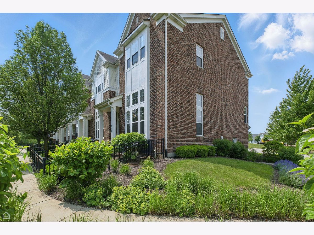 Townhomes & Condos Sold The Plaza On New York Aurora Illinois, 652 Grosvenor