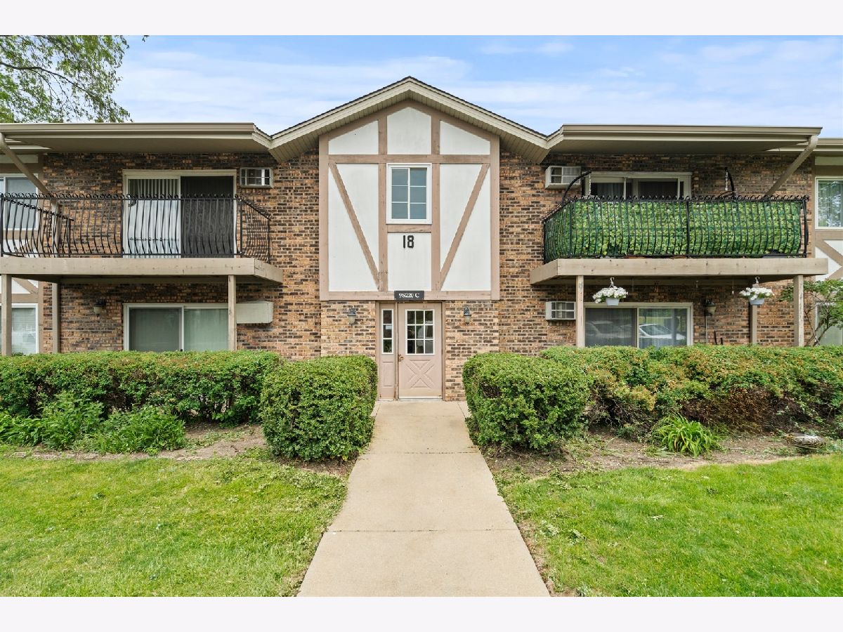 Condos & Townhomes Rented Stratford Green Willowbrook Illinois, 9S220 Frontage
