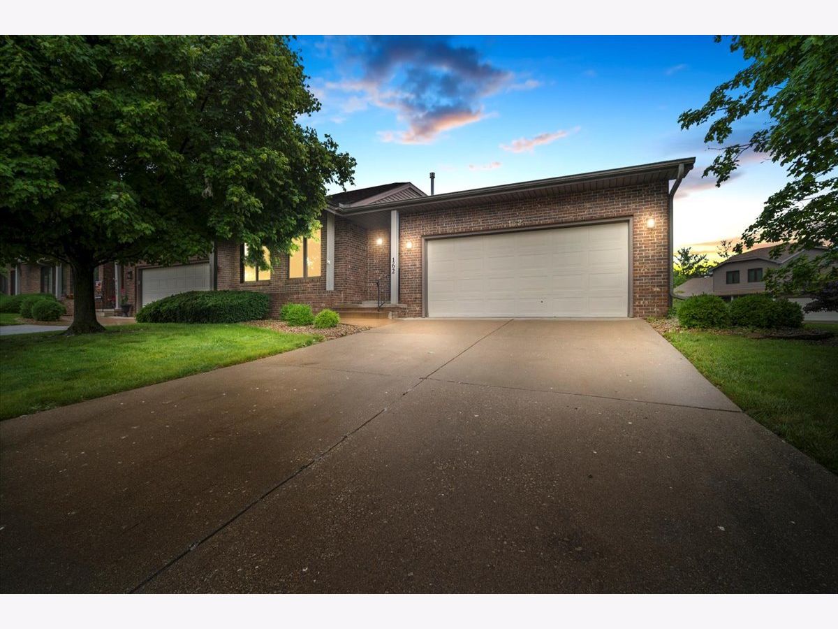 Homes & Condos & Townhomes Sold Rollingbrook Bloomington Illinois, 162 Manor