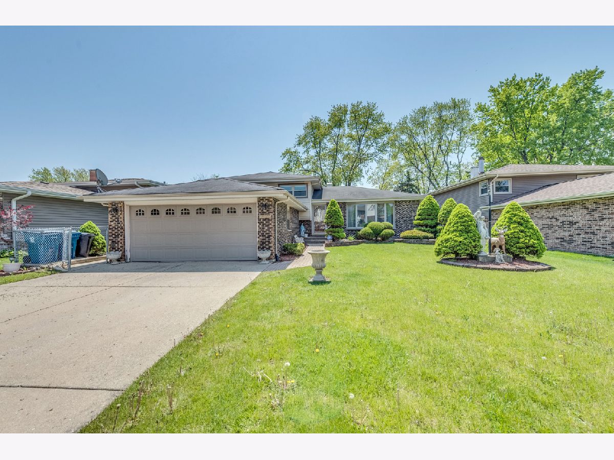 Homes & Condominiums Sold Kings Point Addison Illinois, 1825 Sherry
