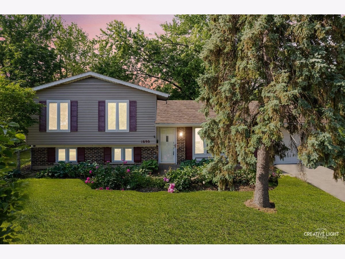 Homes Sold Glenbrook Streamwood Illinois, 1690 Green Meadows