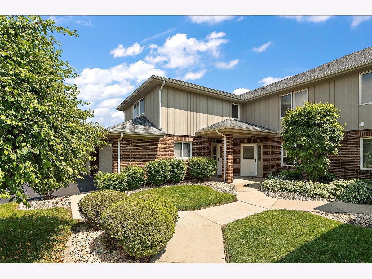 Townhomes & Condos Sold Silver Lake Villas Orland Park Illinois, 15031 Mayo