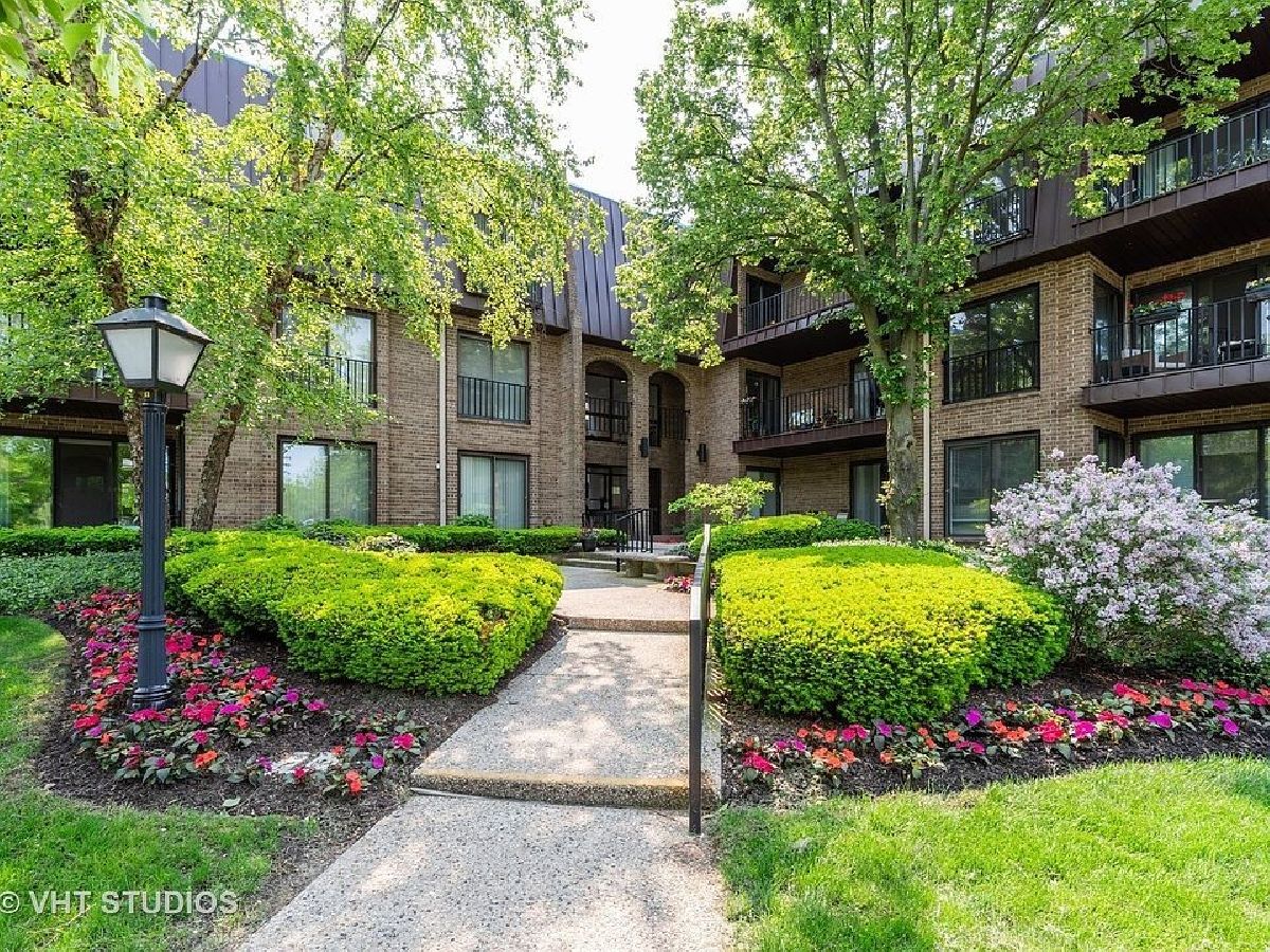Townhomes & Condos & Homes Sold Ancient Tree Northbrook Illinois, 2 The Court Of Harborside