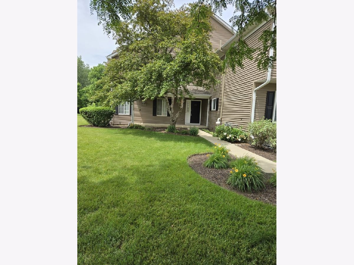  For Rent Lake In The Hills Illinois, 443 Village Creek