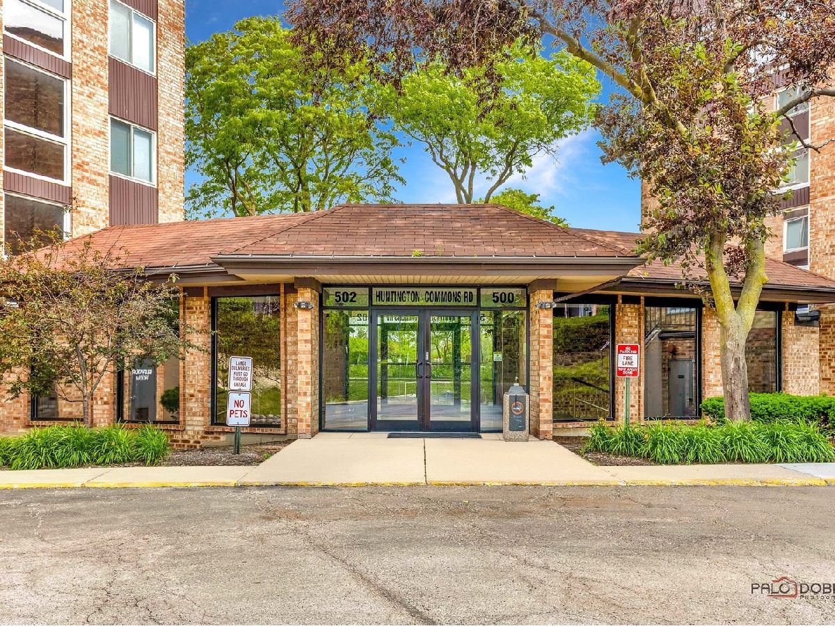 Condominiums Sold Hunt Club On The Lake Mount Prospect Illinois, 500 Huntington Commons