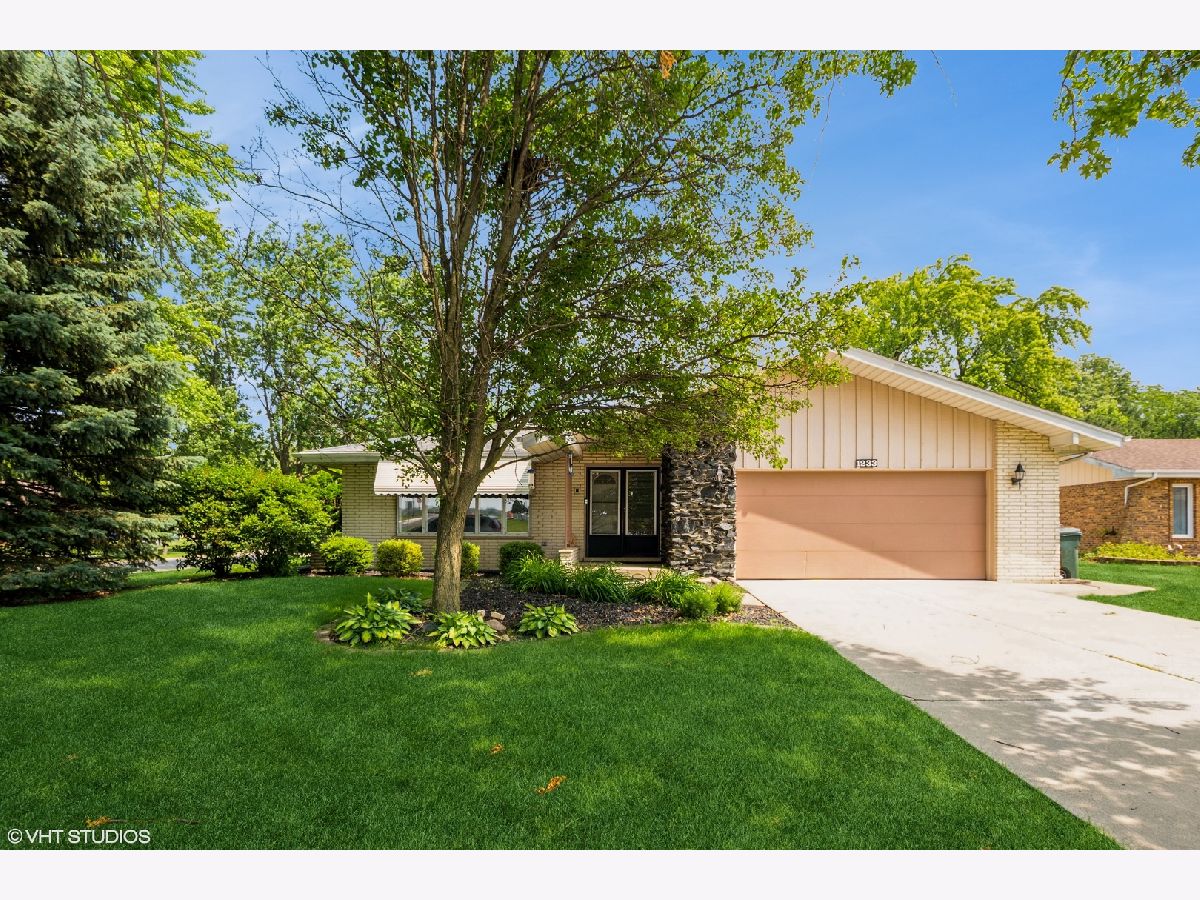 Homes & Condos & Townhomes Sold Country Creek New Lenox Illinois, 1233 Timber