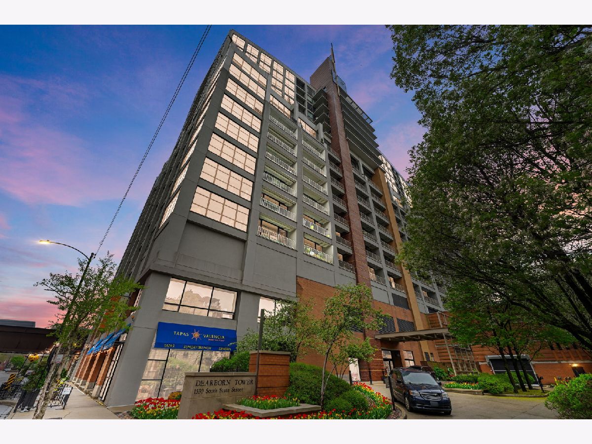 Condos & Townhomes Rented Dearborn Tower Chicago Illinois, 1530 State