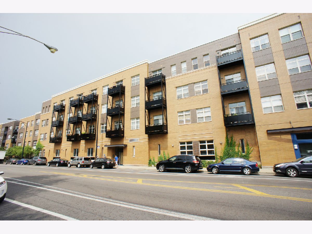 Condominiums Rented Welbourn Row Chicago Illinois, 2915 Clybourn