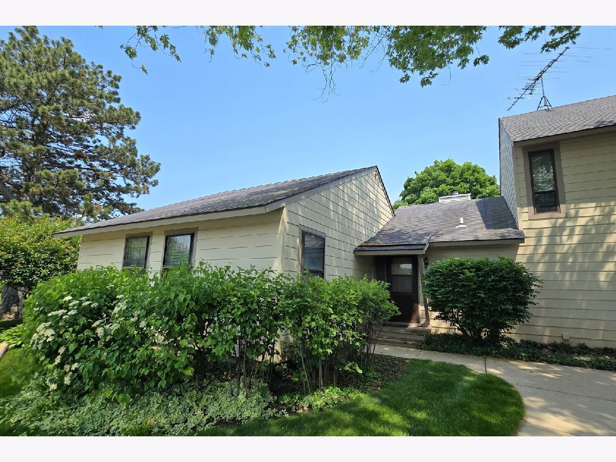 Townhomes & Condos & Homes Rented Heather Ridge Gurnee Illinois, 703 Colby