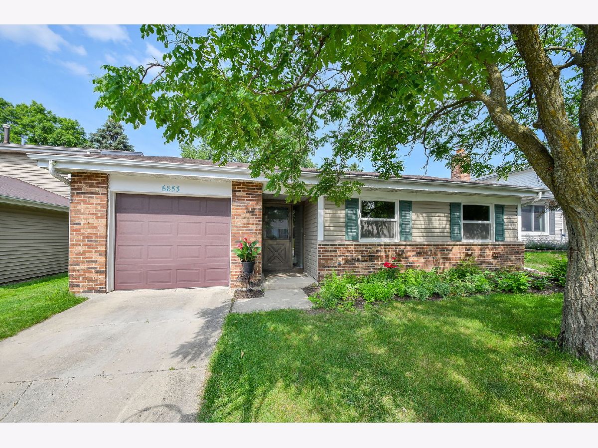 Homes & Townhomes & Condos Sold Woodridge Center Woodridge Illinois, 6853 Red Wing