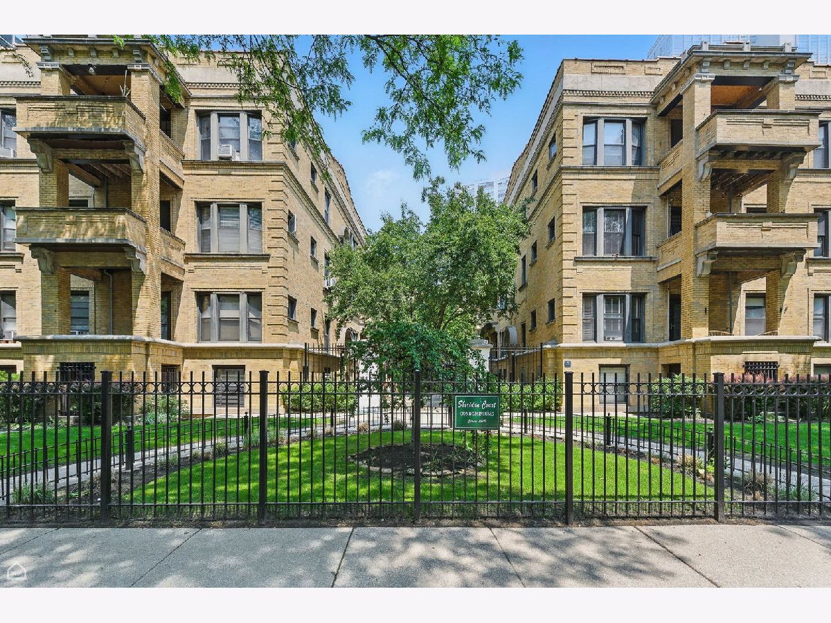Condominiums Sold Sheridan Court Chicago Illinois, 726 Sheridan