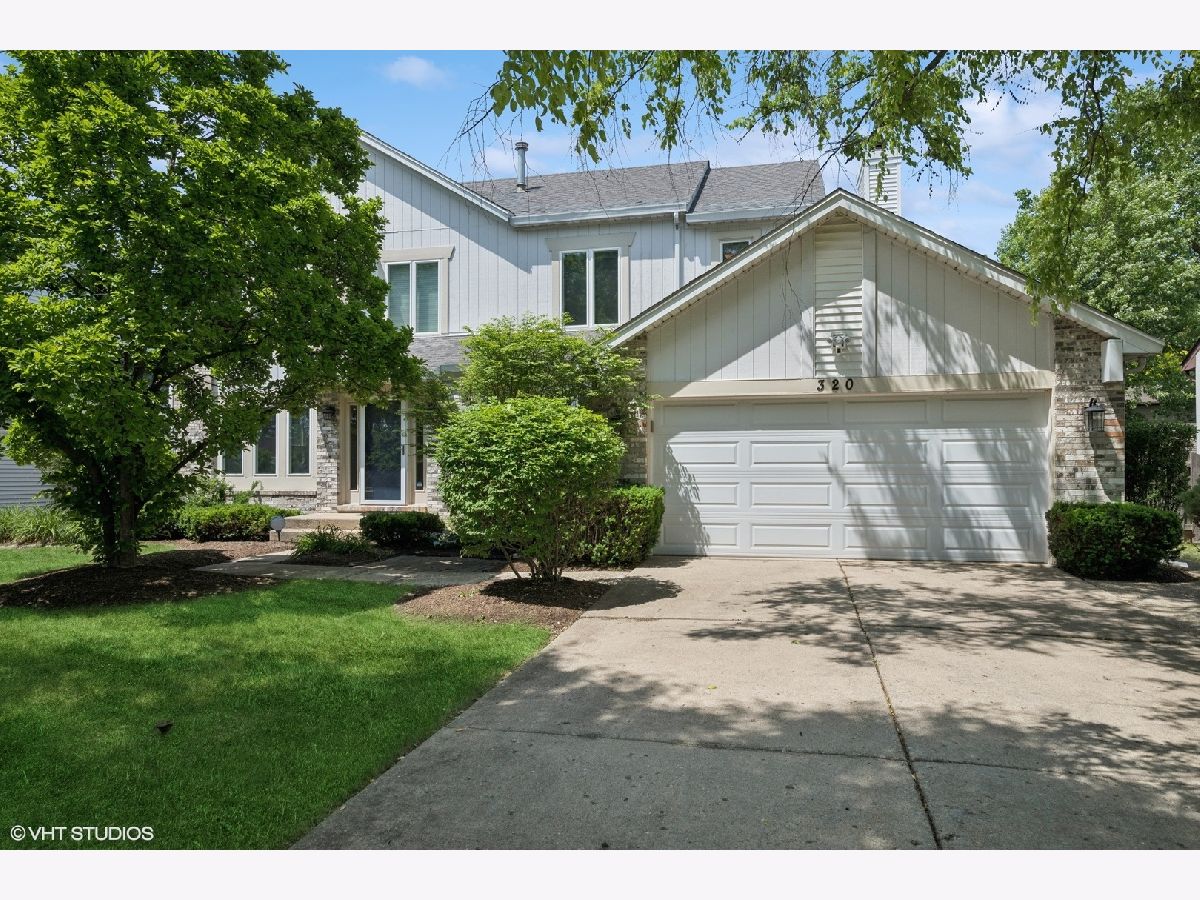 Homes For Sale Vintage Buffalo Grove Illinois, 320 Chateau Drive