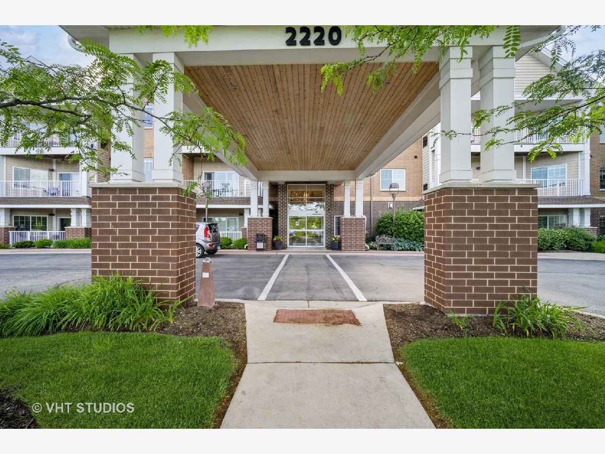 Condos & Townhomes For Sale The Lodge Of Northbrook Northbrook Illinois, 2220 Founders Drive