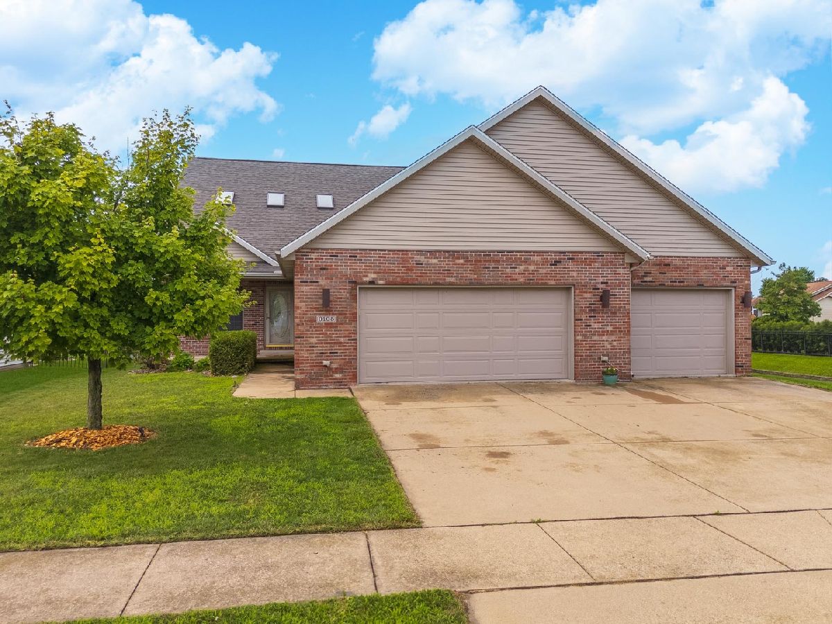 Homes & Condos & Townhomes For Sale Gaelic Place Bloomington Illinois, 3105 Sable Oaks Road