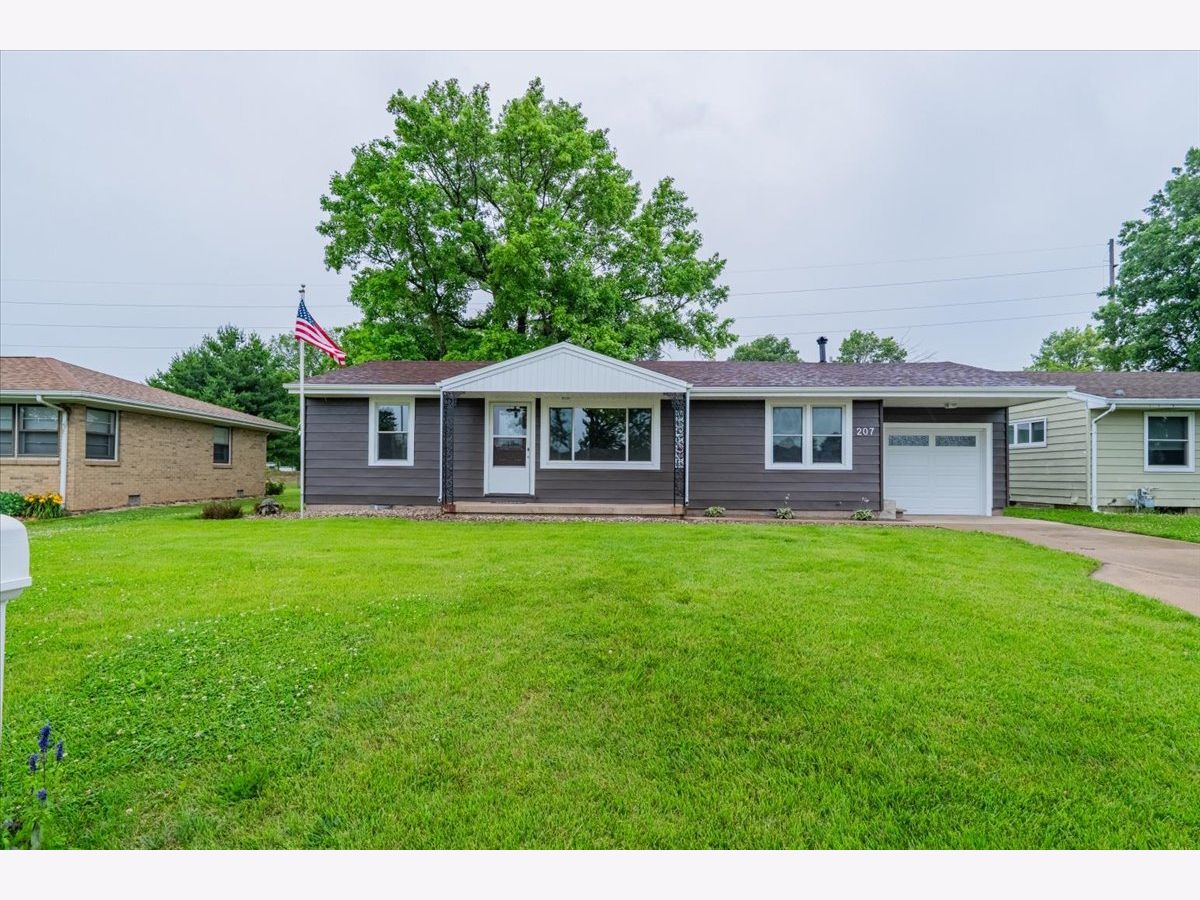 Homes & Condos & Townhomes For Sale Cedarside Clinton Illinois, 207 Cedar Drive