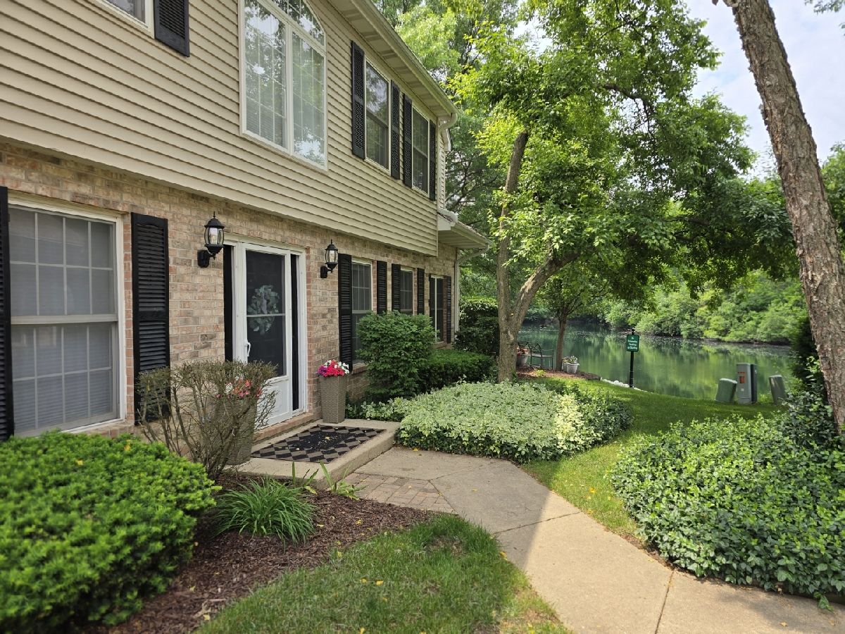 Townhomes & Condos Sold Laurel Oaks Streamwood Illinois, 1530 Laurel Oaks