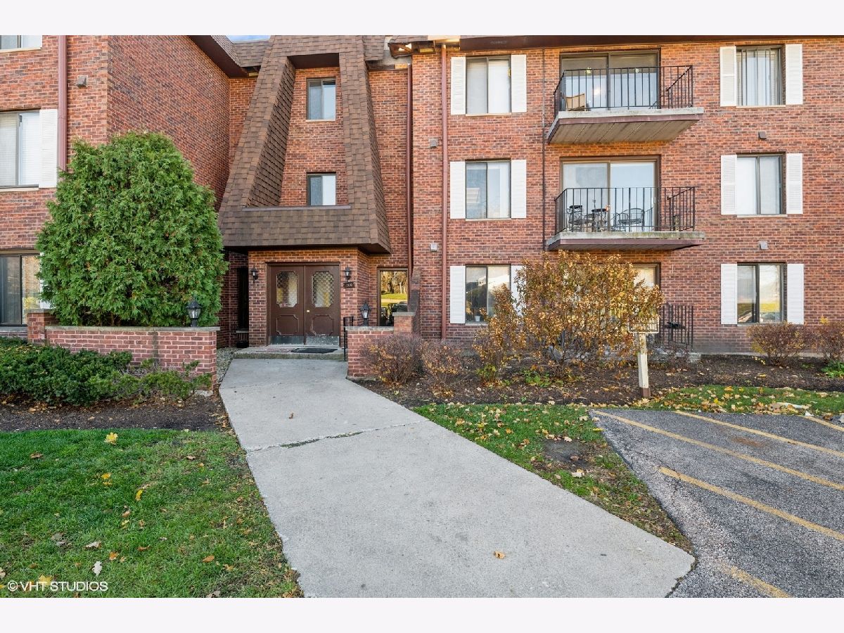  Rented Lake Zurich Illinois, 100 Clubhouse