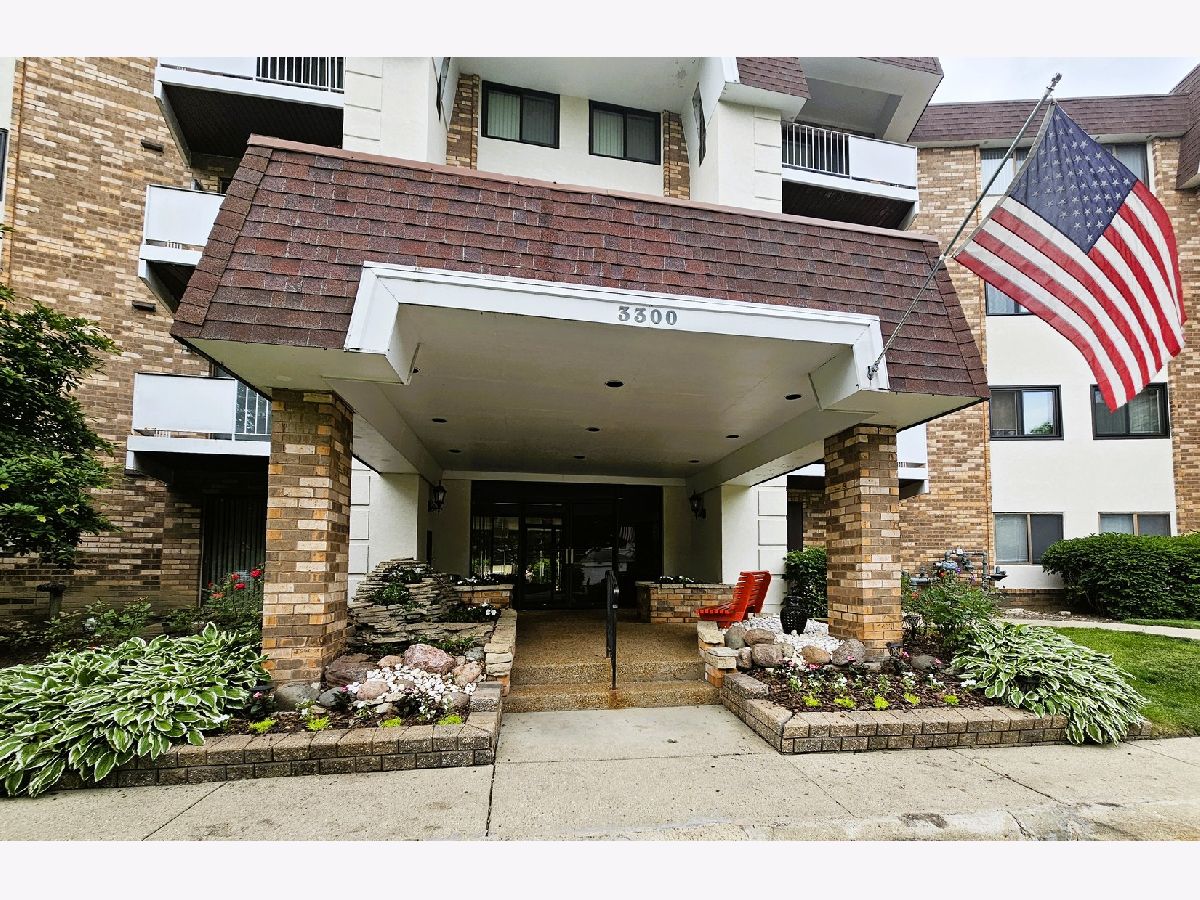 Townhomes & Condos & Homes Sold Frenchmens Cove Arlington Heights Illinois, 3300 Carriageway