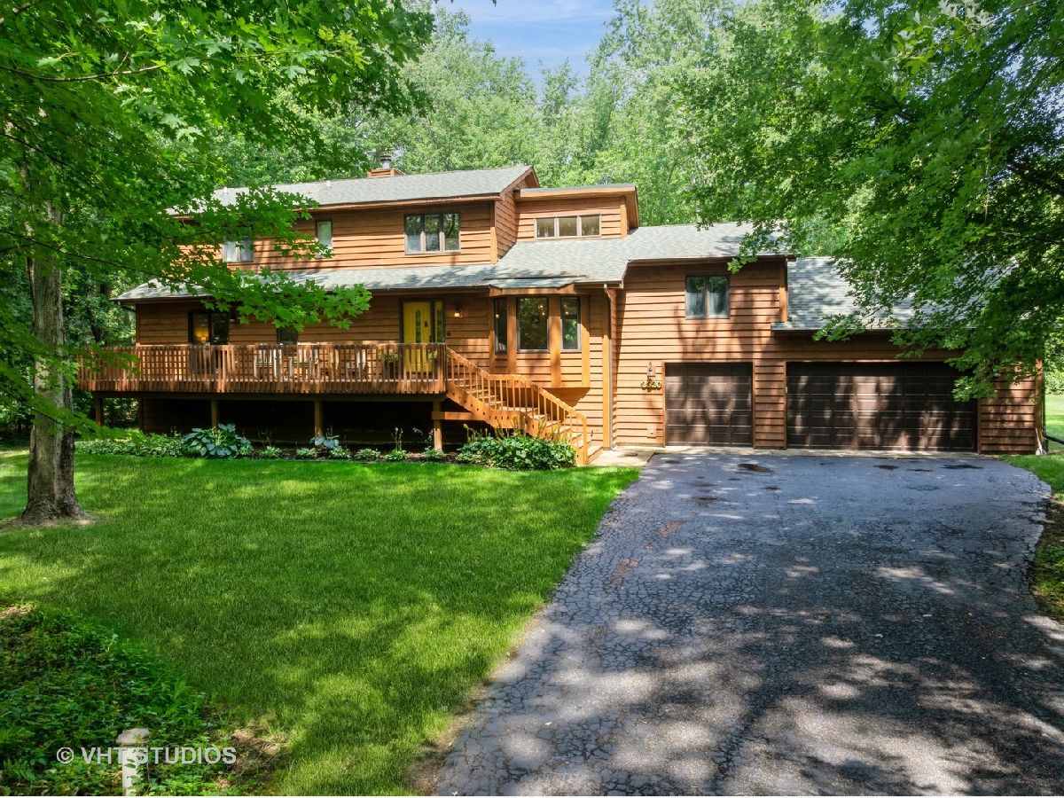 Homes For Sale Crystal Woods Crystal Lake Illinois, 2320 Crystal Way
