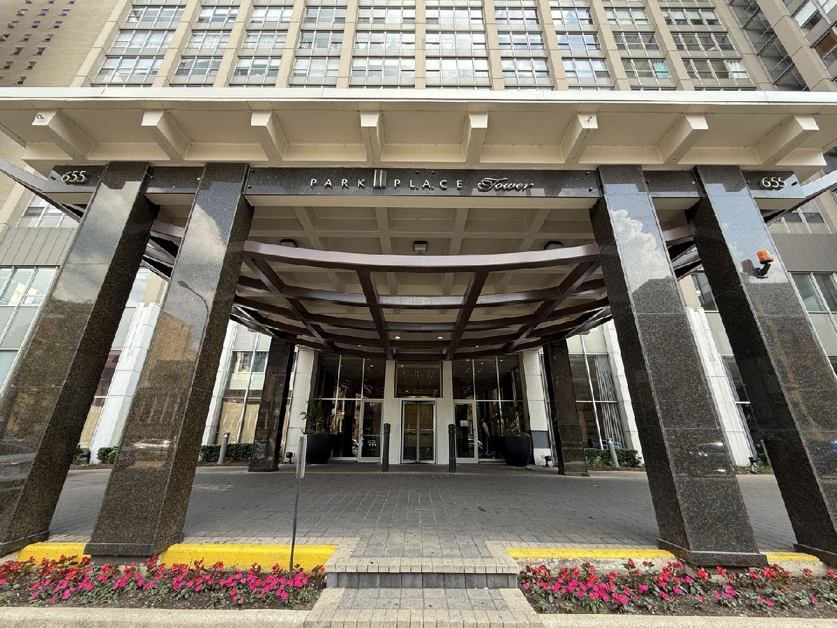 Condominiums Rented Park Place Tower Chicago Illinois, 655 Irving Park