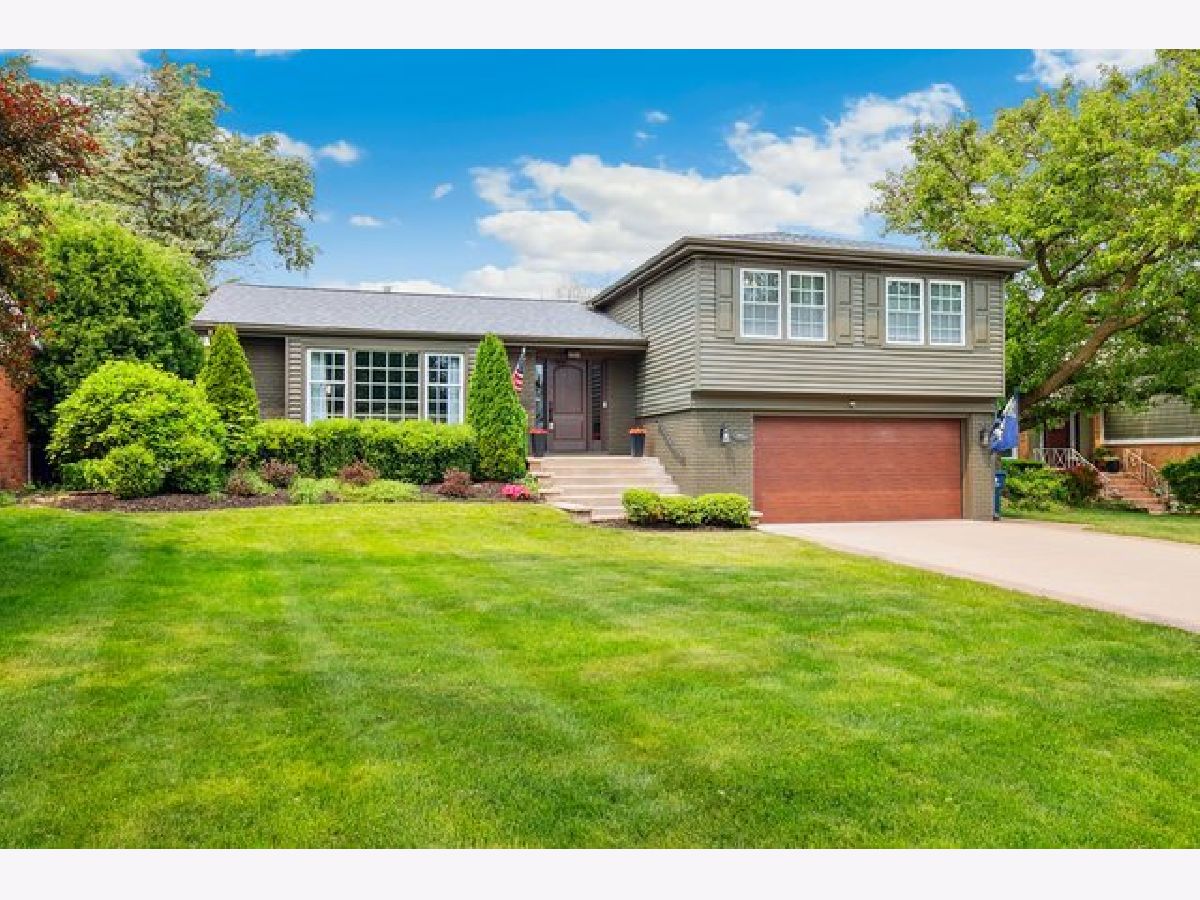  Sold Clarendon Hills Illinois, 301 Columbine