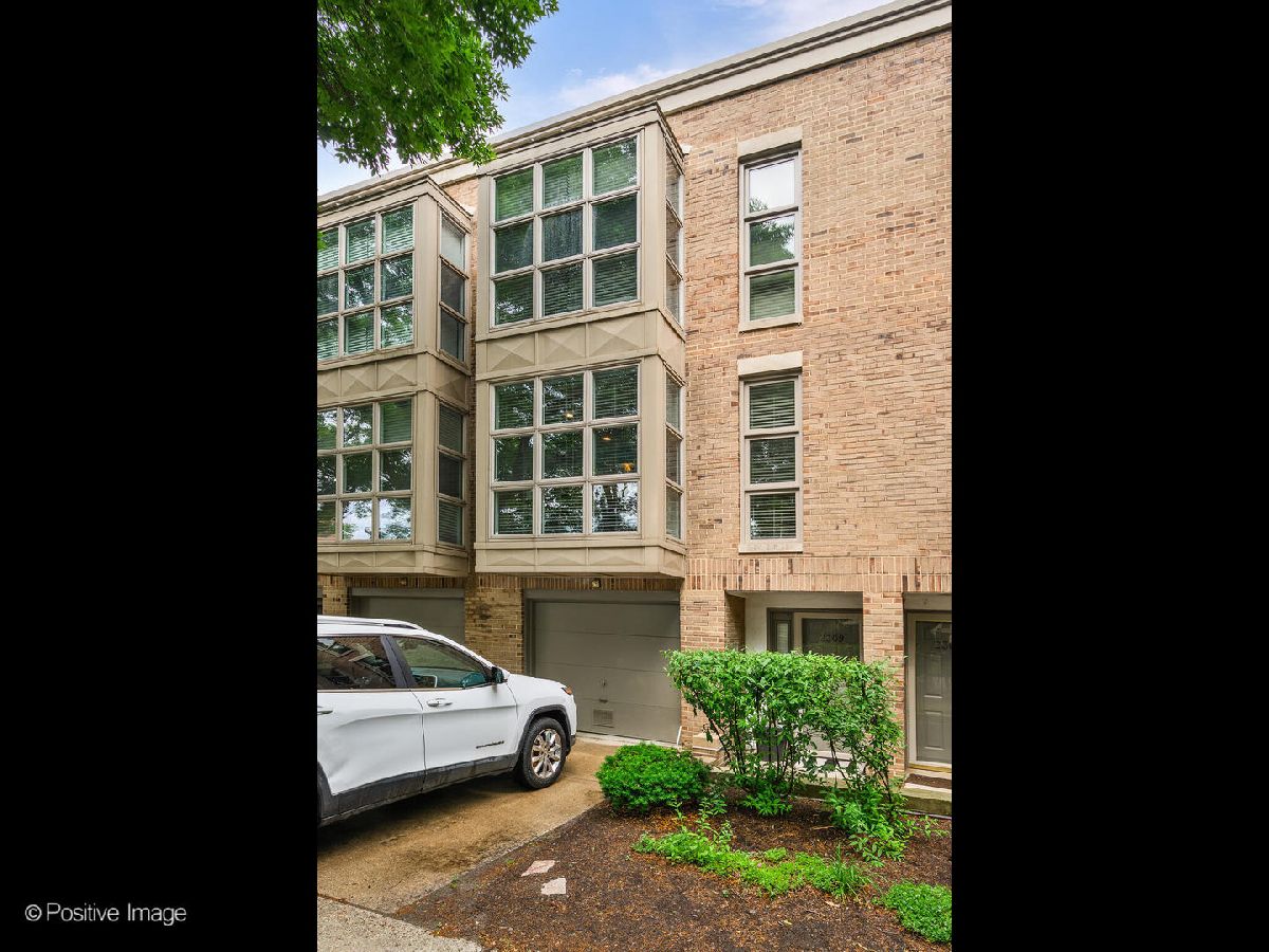 Townhomes Rented Lakewood Commons Chicago Illinois, 2309 Wayne