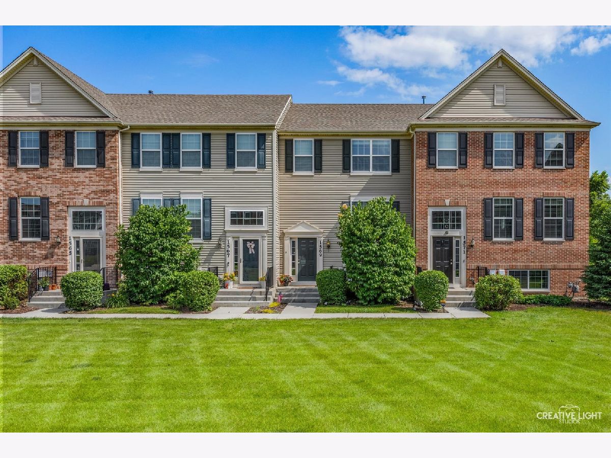  Rented South Elgin Illinois, 1569 Deer Pointe