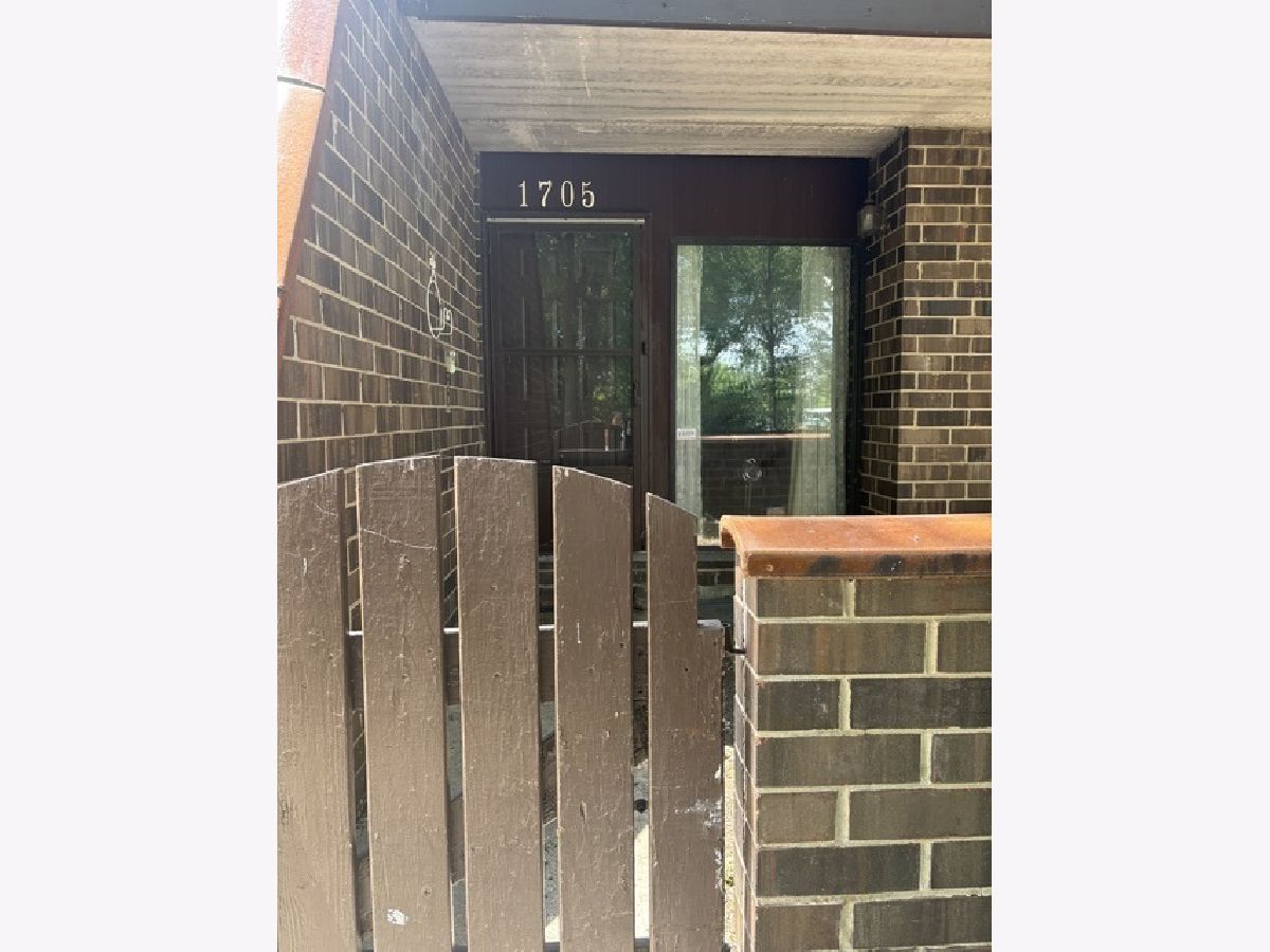 Condos & Townhomes Sold Kennington Square Elgin Illinois, 1705 Kenneth