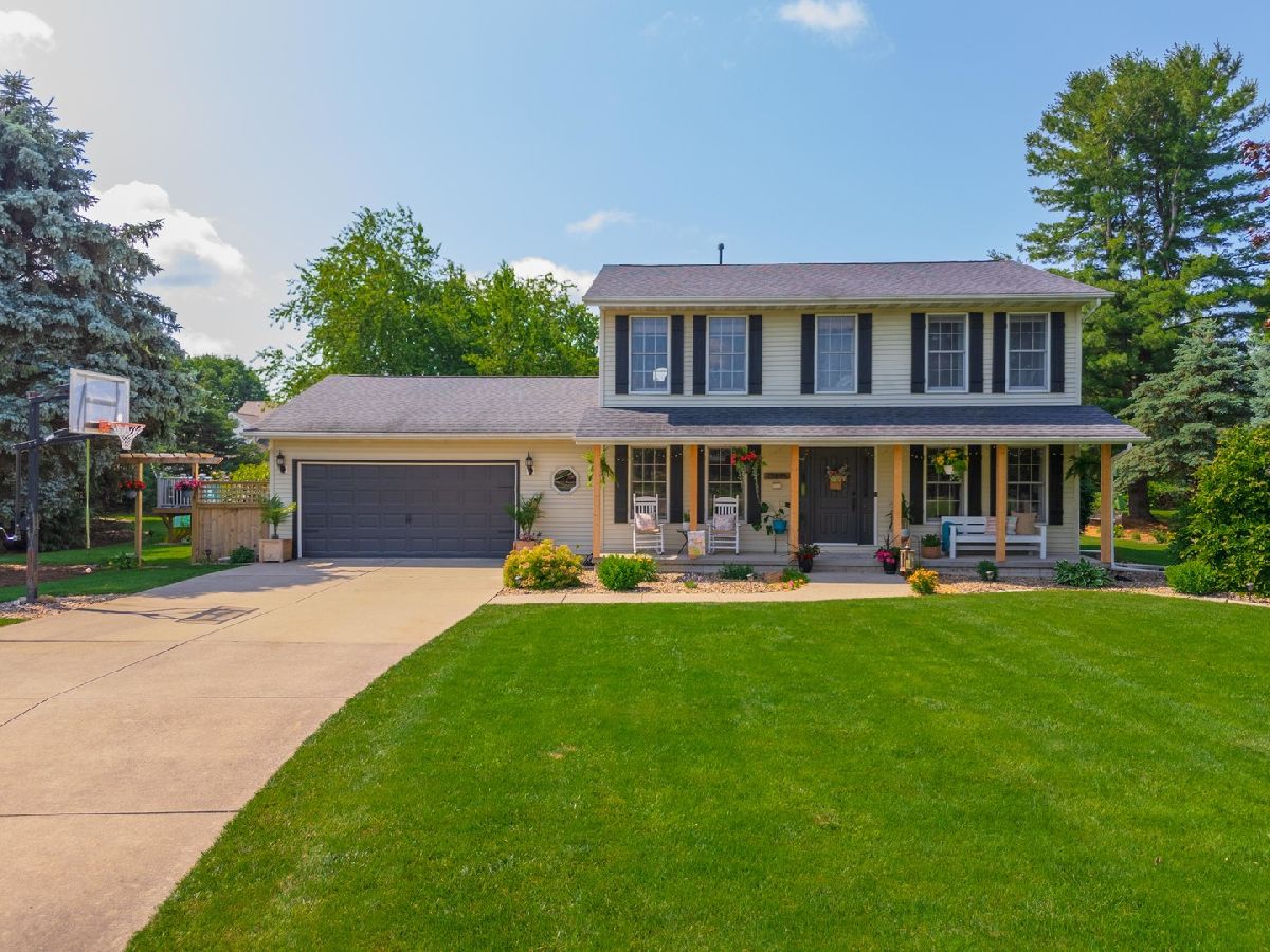 Homes & Condos & Townhomes Sold Crestwicke Bloomington Illinois, 15945 Quail Hollow
