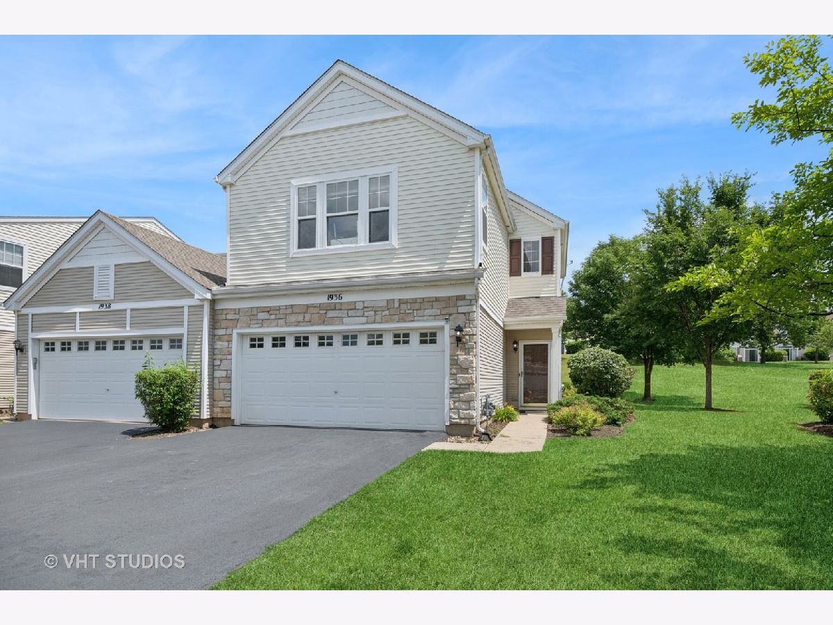 Townhomes & Condos Sold Silverstone Lake Carpentersville Illinois, 1936 Cobblestone