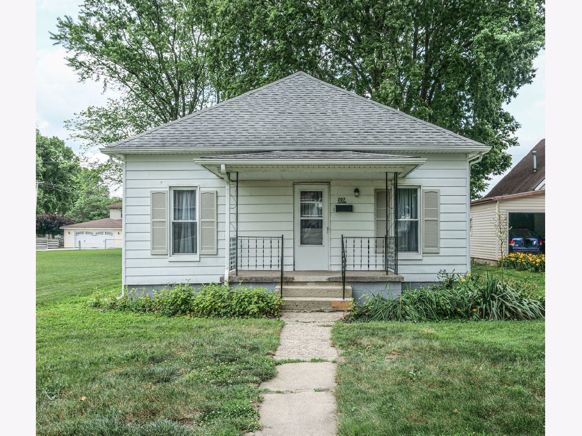  Sold Villa Grove Illinois, 207 Pine