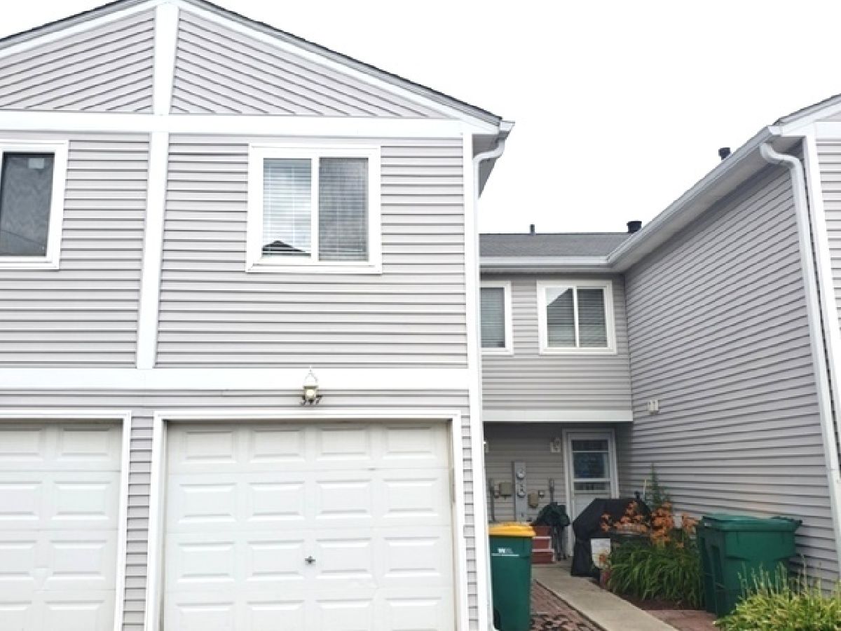 Townhomes & Condos Sold Meadow Green Round Lake Beach Illinois, 347 Meadow Green